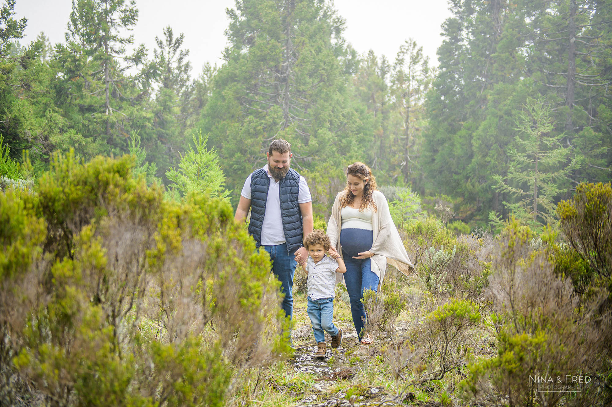 Séance photo balade en famille dans la forêt E&J&A